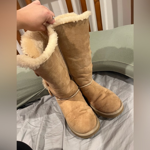 NWOT UGG Bailey Button Women's Chestnut Shearling Boots - Picture 1 of 5